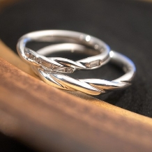 ＯＲＥＣＣＨＩＯ（オレッキオ）:＜クローブ＞結婚指輪　流れるような曲線の中に四角いバゲットカットダイヤを配置