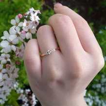 ＯＲＥＣＣＨＩＯ（オレッキオ）:＜タイム＞婚約指輪　両サイドのメレダイヤと中央に向けて絞られたデザインがシンプル