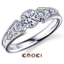 センターダイヤと両サイドの大きめメレダイヤがワンランク上の婚約指輪を演出