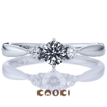 ダイヤモンド専門店　ＫＡＯＫＩ（カオキ）_キュッと絞ったラインが3石のダイヤを美しく魅せてくれる