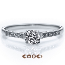 細身のラインに敷き詰められた沢山のダイヤがセンターダイヤを大きく輝かせる婚約指輪