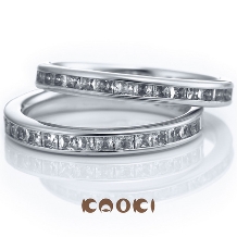 ダイヤモンド専門店　ＫＡＯＫＩ（カオキ）:【クシェ(左)・クシャン(右)】埋め込まれた指輪がより目立つ大人気の結婚指輪