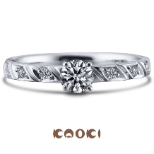 センターのダイヤを、彫りデザインとダイヤが彩る指輪。結婚指輪との相性も抜群！