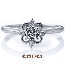 センターのダイヤは1輪の花。立派に輝き上品さあふれる婚約指輪！