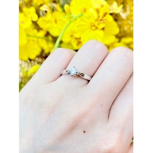0.2ctのセンターダイヤが凛と輝く。結婚指輪と重ね付けの相性も良く大人気！
