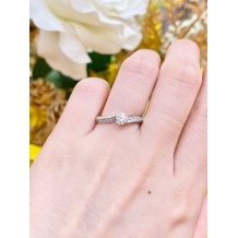 ダイヤモンド専門店　ＫＡＯＫＩ（カオキ）:柔らかなウェーブがあなたの指をすらりと見せてくれる！細身だから結婚指輪と相性抜群