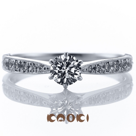 ダイヤモンド専門店　ＫＡＯＫＩ（カオキ）:細身の中に敷き詰まった華やかなメレダイヤがセンターダイヤを際立たせ、美しさが増す
