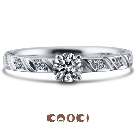 ダイヤモンド専門店　ＫＡＯＫＩ（カオキ）:センターのダイヤを、彫りデザインとダイヤが彩る指輪。結婚指輪との相性も抜群！