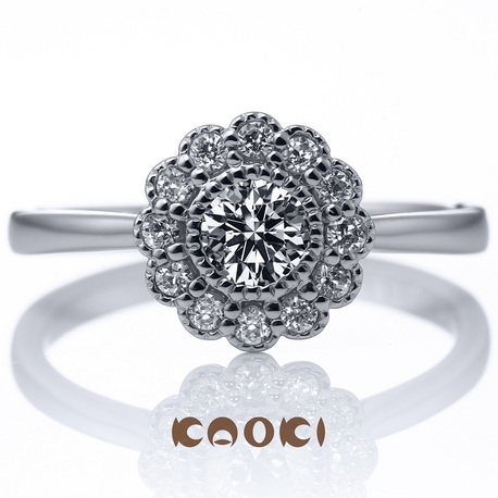 ダイヤモンド専門店　ＫＡＯＫＩ（カオキ）:囲みメレの豪華なリングは、細身のアームとのバランスで可憐な女性らしさを。