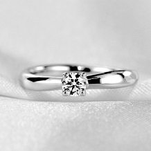 【ダイヤの位置を選べる曲線仕立ての婚約指輪】フリーダム
