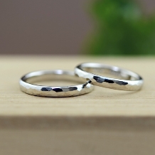 【高品質で人気のプラチナに職人技が光る結婚指輪】鎚目リング