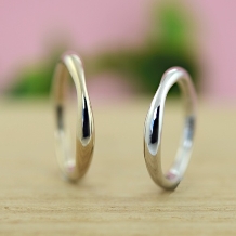 結婚指輪専門店　工房Ｒｙｏ:【穏やかな波ように揺らめく結婚指輪】曲線リング