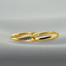 なだらかな曲線に小さなダイヤを並べた結婚指輪