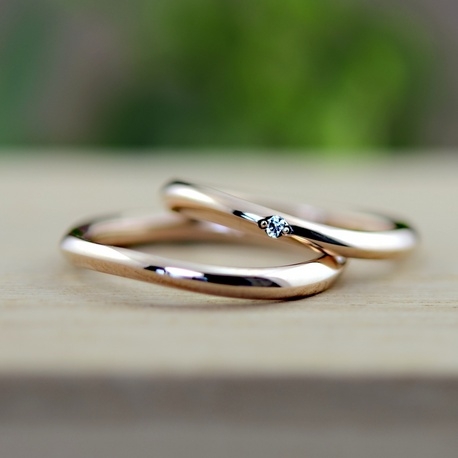 結婚指輪専門店　工房Ｒｙｏ:【なだらかな曲線に小さなダイヤをつけた結婚指輪】曲線タイプ