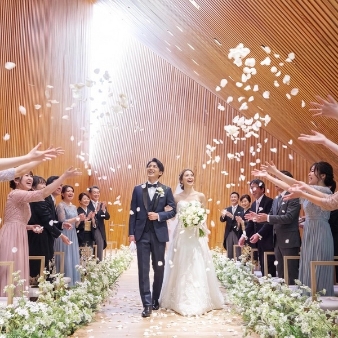 結婚式場：高崎駅徒歩3分！自然光＆緑に囲まれた木漏れ日挙式×上州牛試食