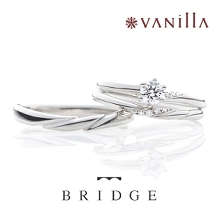 VANillA（ヴァニラ）:ゆるやかなU字のフォルムとさりげないダイヤの輝きがシンプルさを引き立てる婚約指輪