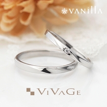 VANillA（ヴァニラ）:シンプルながらも、リングの表面にさりげないカーブラインが入った結婚指輪