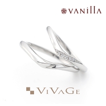 VANillA（ヴァニラ）:シンプルと華やかさを織り交ぜた、お手元がすっきりと長く見えるV字の婚約指輪