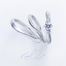 【本誌掲載中】両サイドに広がるダイヤが指元を華やかに引き立てる婚約指輪