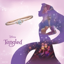 ラプンツェルの願いを叶えたティアラをモチーフにデザインした細身で可愛い婚約指輪