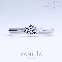 指元が美しく、ダイヤモンドも輝くようにデザインされた婚約指輪