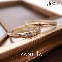 VANillA（ヴァニラ）:3石ダイヤにハンマー仕上げが施された、上下のミルグレインがおしゃれな結婚指輪