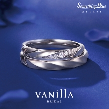 2本のリングを重ねるとふわりと軽やかな「羽」が浮かび上がる上品な印象の結婚指輪