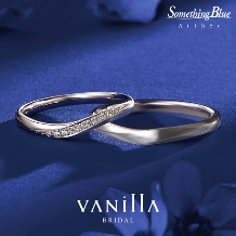 指元を覆うように留められたダイヤモンドの流れが美しいV字の結婚指輪