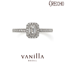 エメラルドカットダイヤの澄んだ輝きとそれを取り巻くメレダイヤが美しい婚約指輪