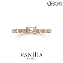 エメラルドカットダイヤなどの3つの異なる形のダイヤモンドの輝きが楽しめる婚約指輪