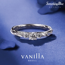 両サイドに留められた大きなメレダイヤとリング全体のひねりが上品な印象の婚約指輪