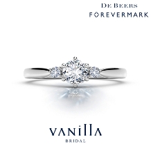 両サイドの大きなメレダイヤが、センターダイヤの輝きをさらに引き立たせる婚約指輪