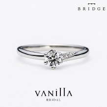 ゆるやかなU字のフォルムとさりげないダイヤの輝きがシンプルさを引き立てる婚約指輪