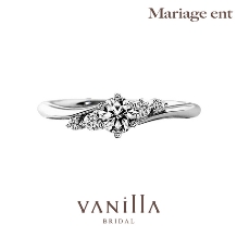 両サイドに広がる大きなメレダイヤが華やかで女性らしい婚約指輪
