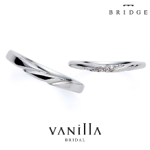 手の甲へゆるやかに沿うようにデザインされた、細身でU字シルエットの結婚指輪