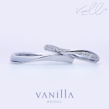 VANillA（ヴァニラ）:【本誌掲載中】両サイドに広がるダイヤが指元を華やかに引き立てる結婚指輪