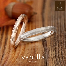 VANillA（ヴァニラ）:上下にあしらわれたミル打ち加工と、温かみのある槌目（つちめ）加工が可愛い結婚指輪