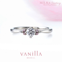両サイドについた３石のダイヤが可愛い♪希少なピンクダイヤを使用した婚約指輪