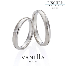 VANillA（ヴァニラ）:リング表面の緩やかなウェーブのラインを境目に2種類の表面仕上げが施された結婚指輪