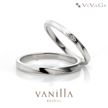 VANillA（ヴァニラ）:シンプルながらも、リングの表面にさりげないカーブラインが入った結婚指輪