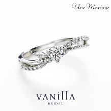 純白のウェディングベールをモチーフに作られた、エレガントな婚約指輪