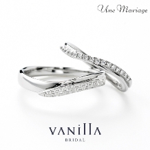 マイクロパヴェセッティングにより繊細かつ丁寧に留められたダイヤが美しい結婚指輪
