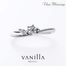 繊細なミル打ちと側面のマーキースカットダイヤがリングの輝きを引き立てる婚約指輪