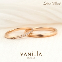 小粒のダイヤがリング半周まで入りながらも全体的にシンプルに見える、細身の結婚指輪