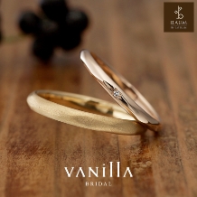 VANillA（ヴァニラ）:お手元によく馴染むハンマー加工がポイント♪普段使いのしやすさが魅力の結婚指輪