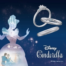 VANillA（ヴァニラ）:幸せのブルーダイヤモンドがあしらわれた「Disney シンデレラ」の婚約指輪