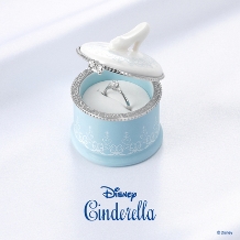 VANillA（ヴァニラ）:幸せのブルーダイヤモンドがあしらわれた「Disney シンデレラ」の婚約指輪