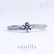 高品質メレダイヤが美しくグラデーションにセッティングされた、エレガントな婚約指輪