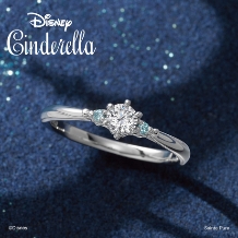 幸せのブルーダイヤモンドがあしらわれた「Disney シンデレラ」の婚約指輪