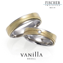 ドイツらしいシャープで重厚感のあるデザインを、2色のゴールドで表現した結婚指輪